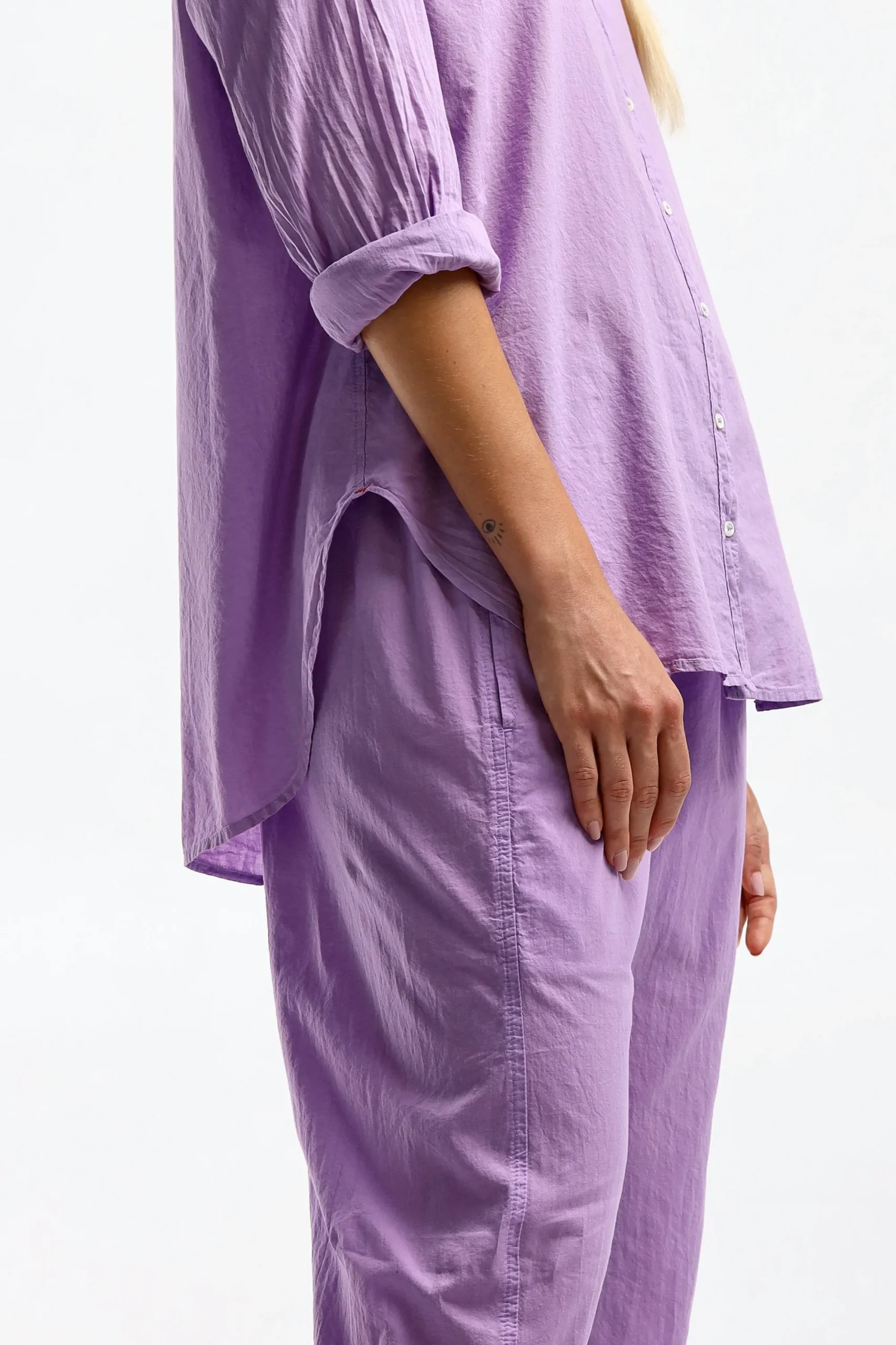 Femme Xirena Blouse Beau In Light Wisteria