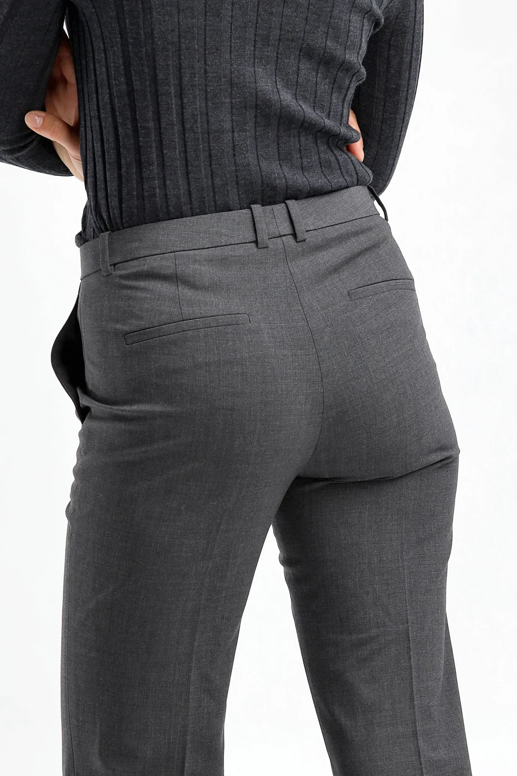 Femme Theory Pantalon Demitria Mid En Charcoal