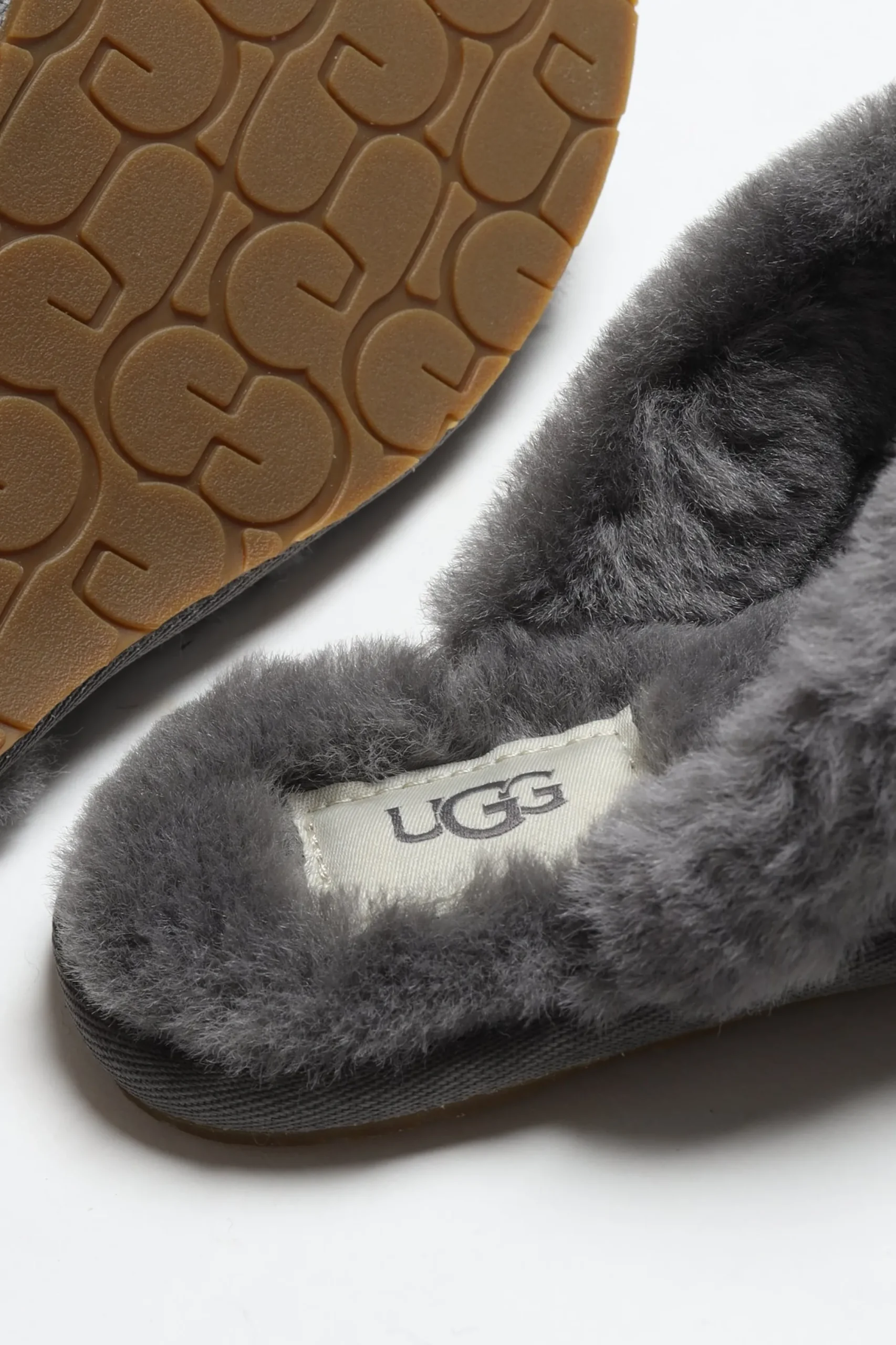 Femme UGG Pantoufles Scuffita En Charcoal